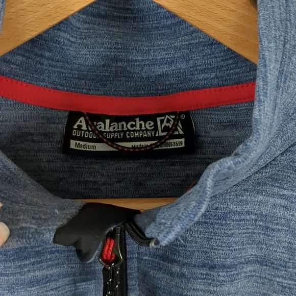 NWT Avalanche Outdoor Supply Company Men's 1/4 Zip Pullover Blue Size Medium - Picture 2 of 10